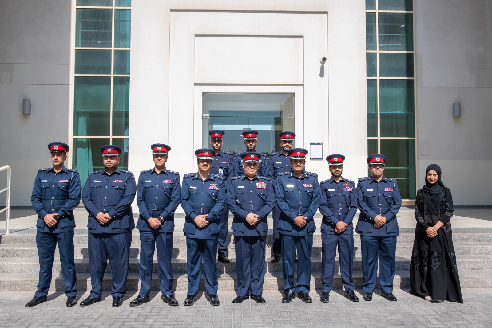 رئيس الأمن العام يقوم بزيارة تفقدية لمركز خدمة العملاء التابع للدفاع المدني بالمحرق<